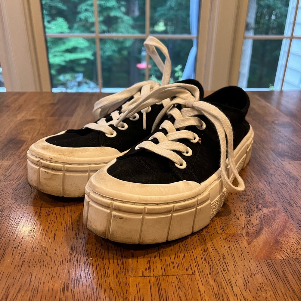 Converse like platform sneakers size 6